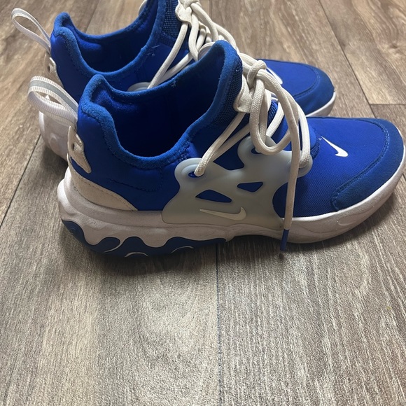 💙 Womens 8 Nike react shoes 💙 - Picture 5 of 8